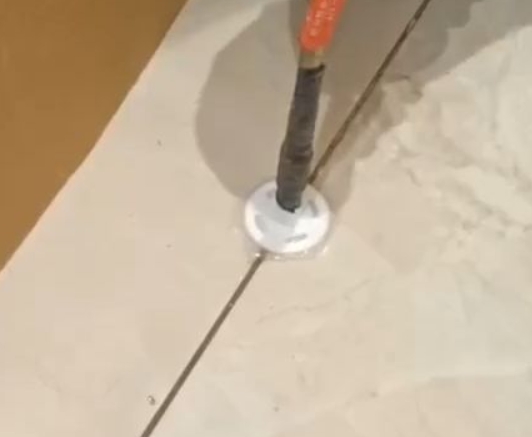 贵池瓷砖空鼓维修公司专业解答瓷砖在铺贴过程中，如果没有涂抹均匀到位的粘结材料（如水泥砂浆或瓷砖胶），可能会导致以下问题